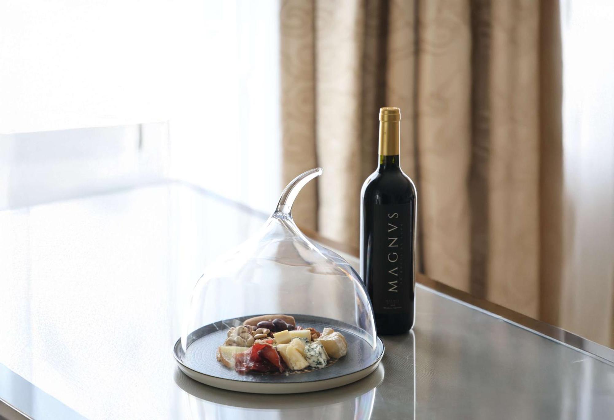 Bristol Panama, A Registry Collection Hotel 外观 照片 A wine decanter